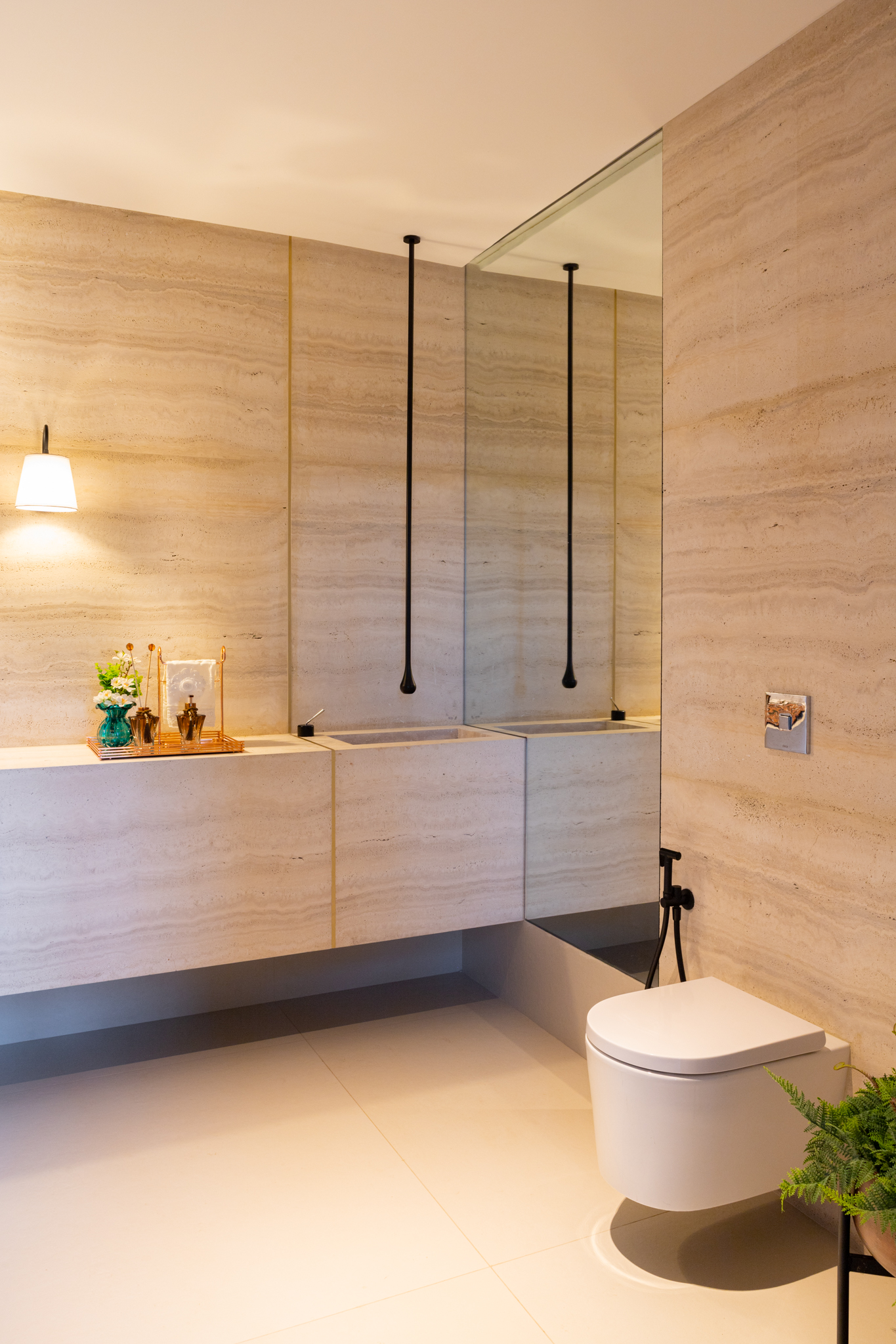 Bagno con lavabo in pietra di Casa Contrappunto