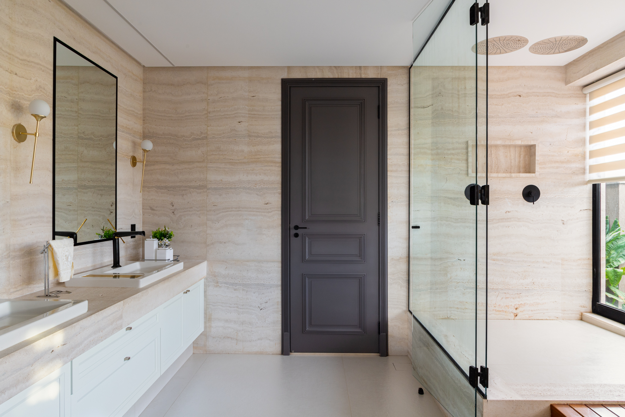 Lavabi e arredi del bagno di Casa Contrappunto