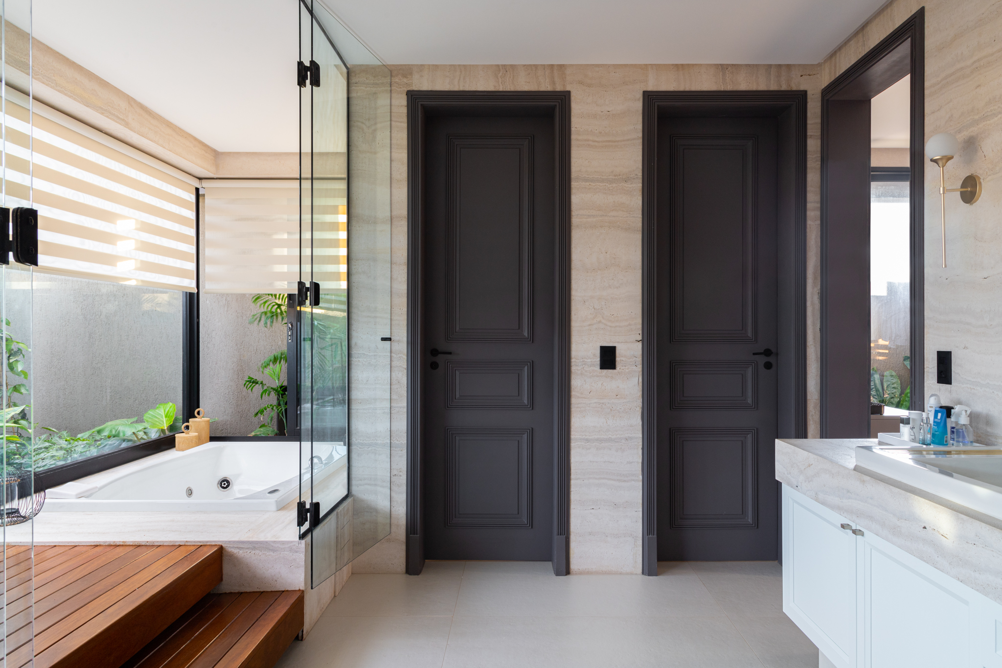 Porte e rivestimenti del bagno di Casa Contrappunto