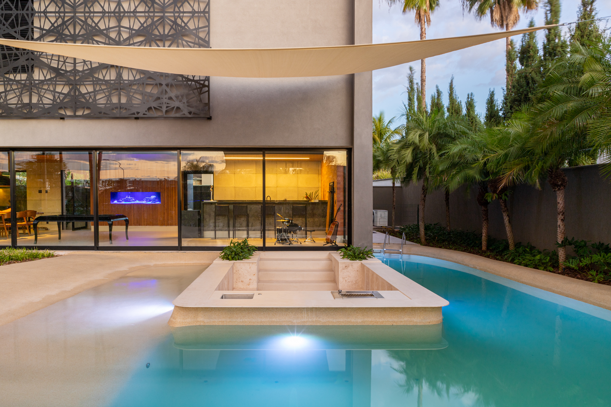 Piscina e relazione con gli interni di Casa Contrappunto