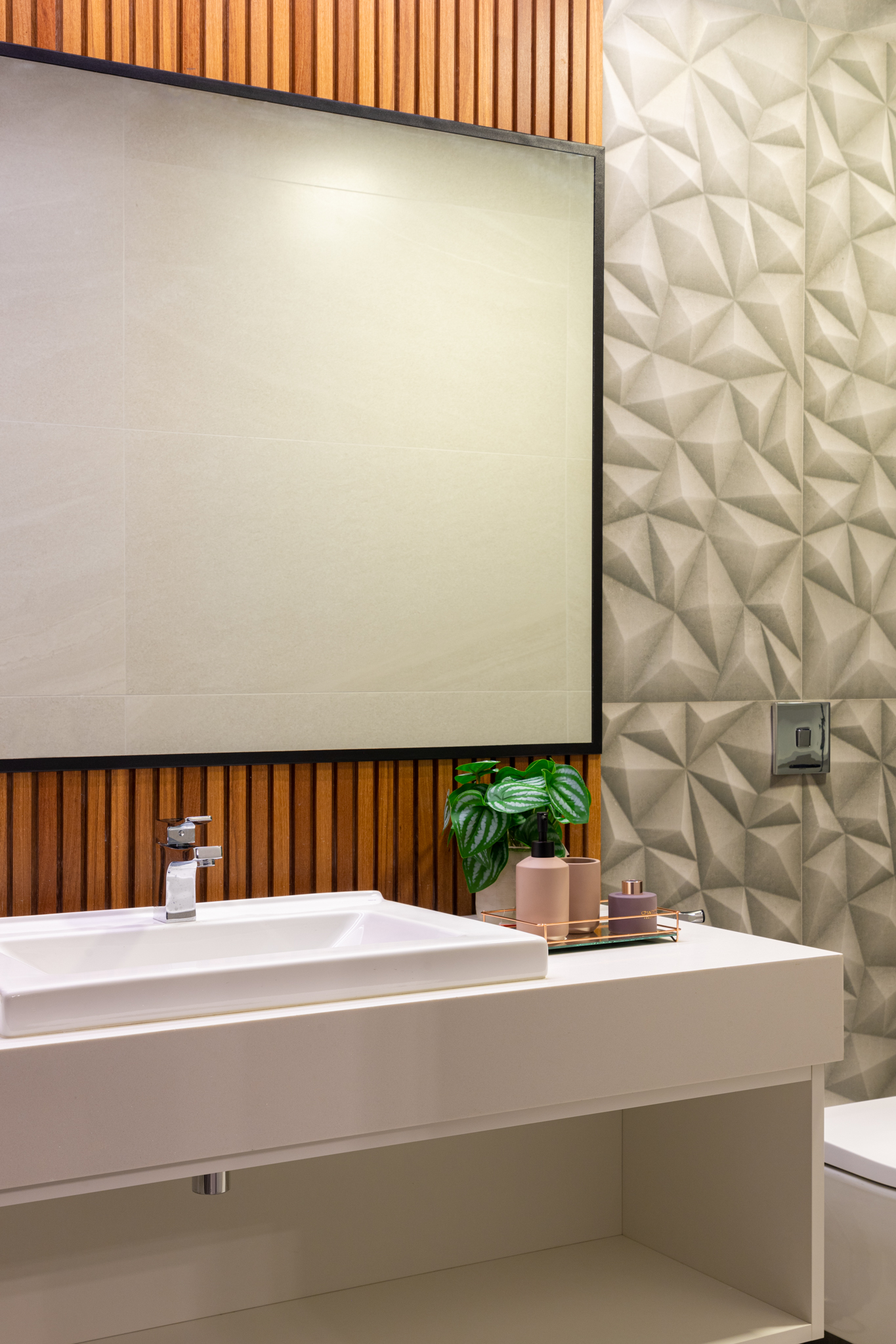 Bagno con rivestimento geometrico di Casa Contrappunto