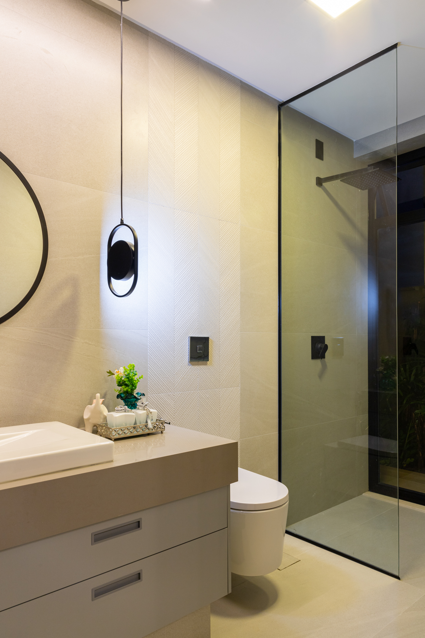 Bagno con specchio circolare e doccia di Casa Contrappunto