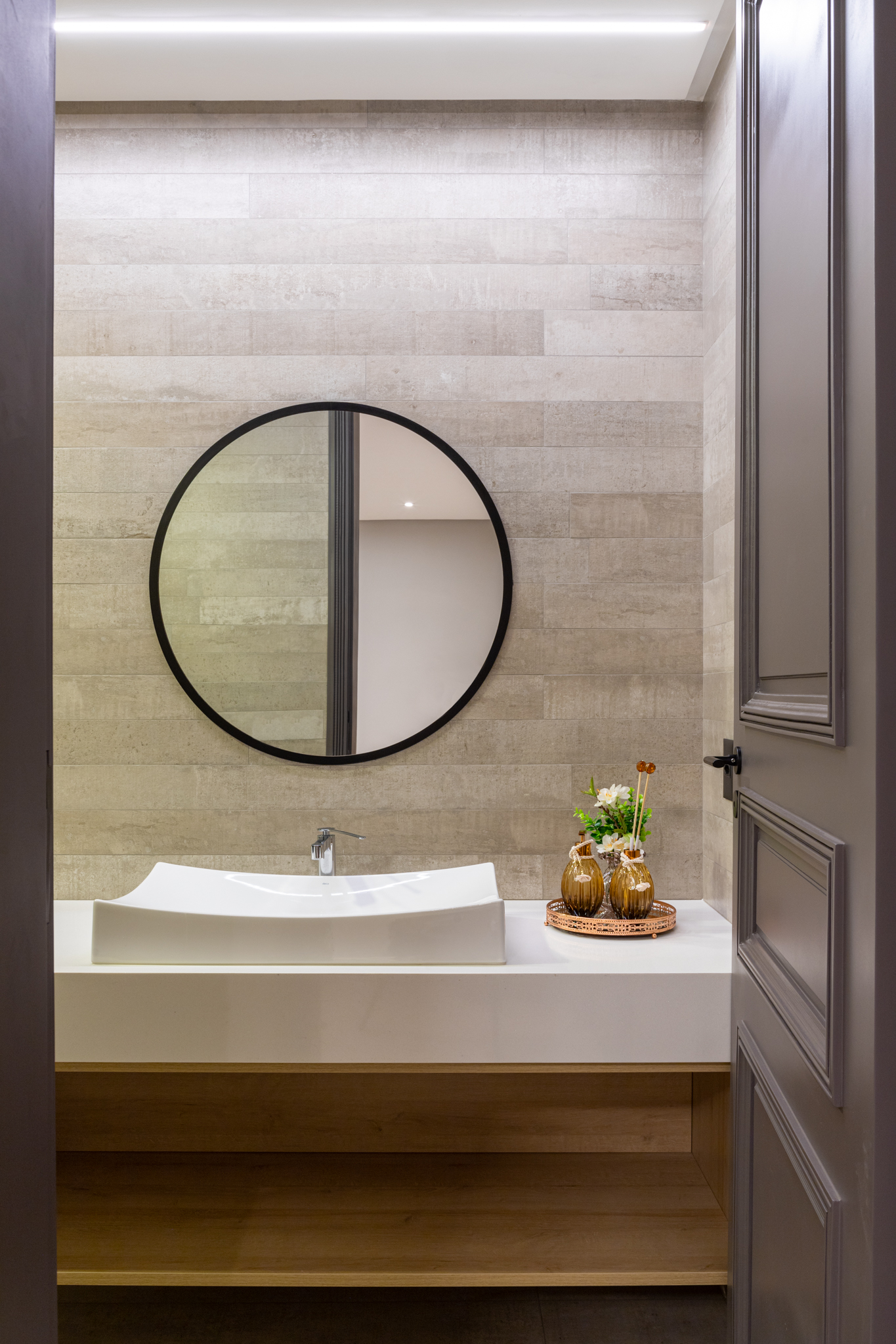 Lavabo e specchio circolare di Casa Contrappunto