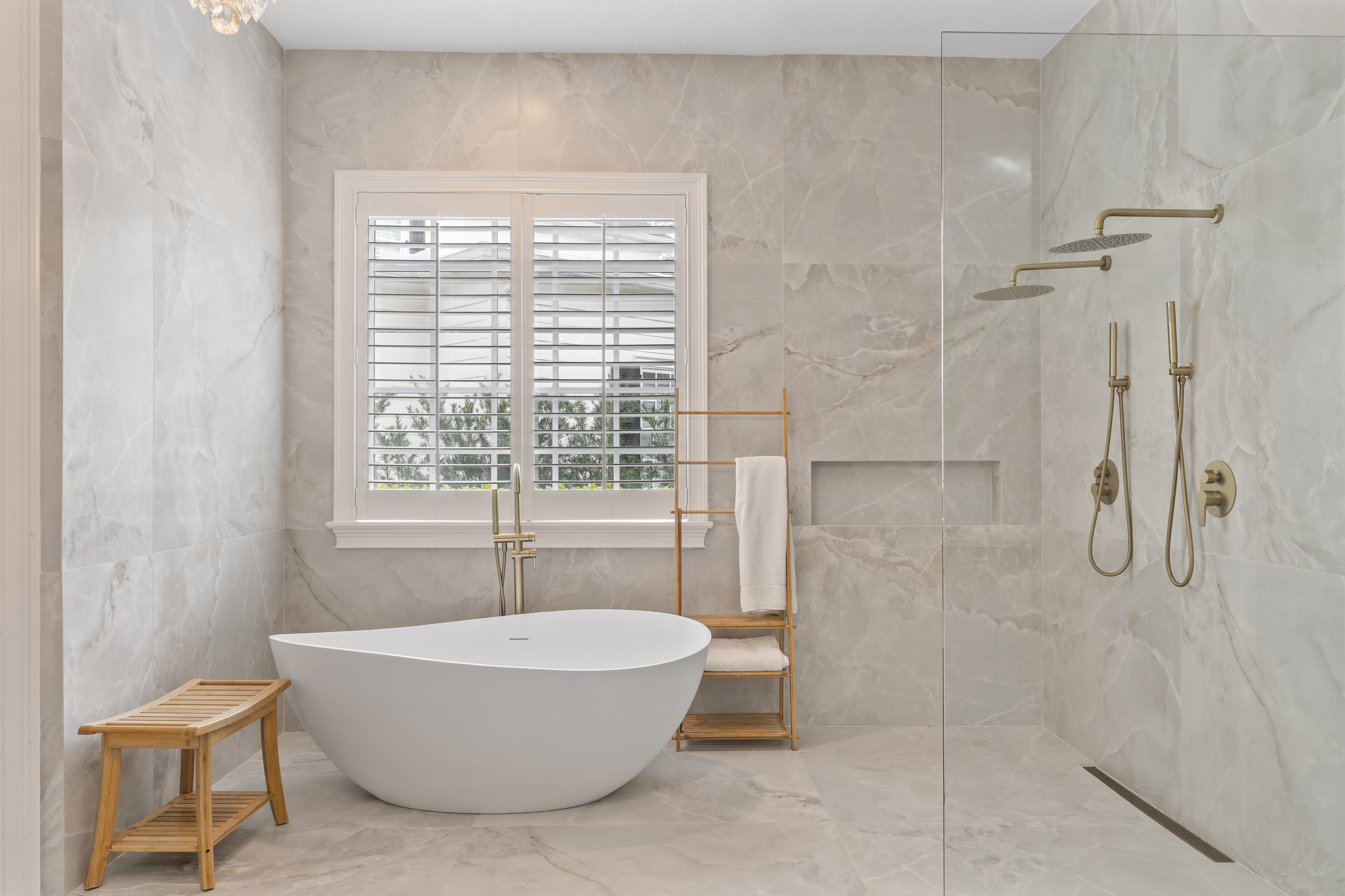 Bagno matrimoniale con vasca e doccia di Casa Chiara