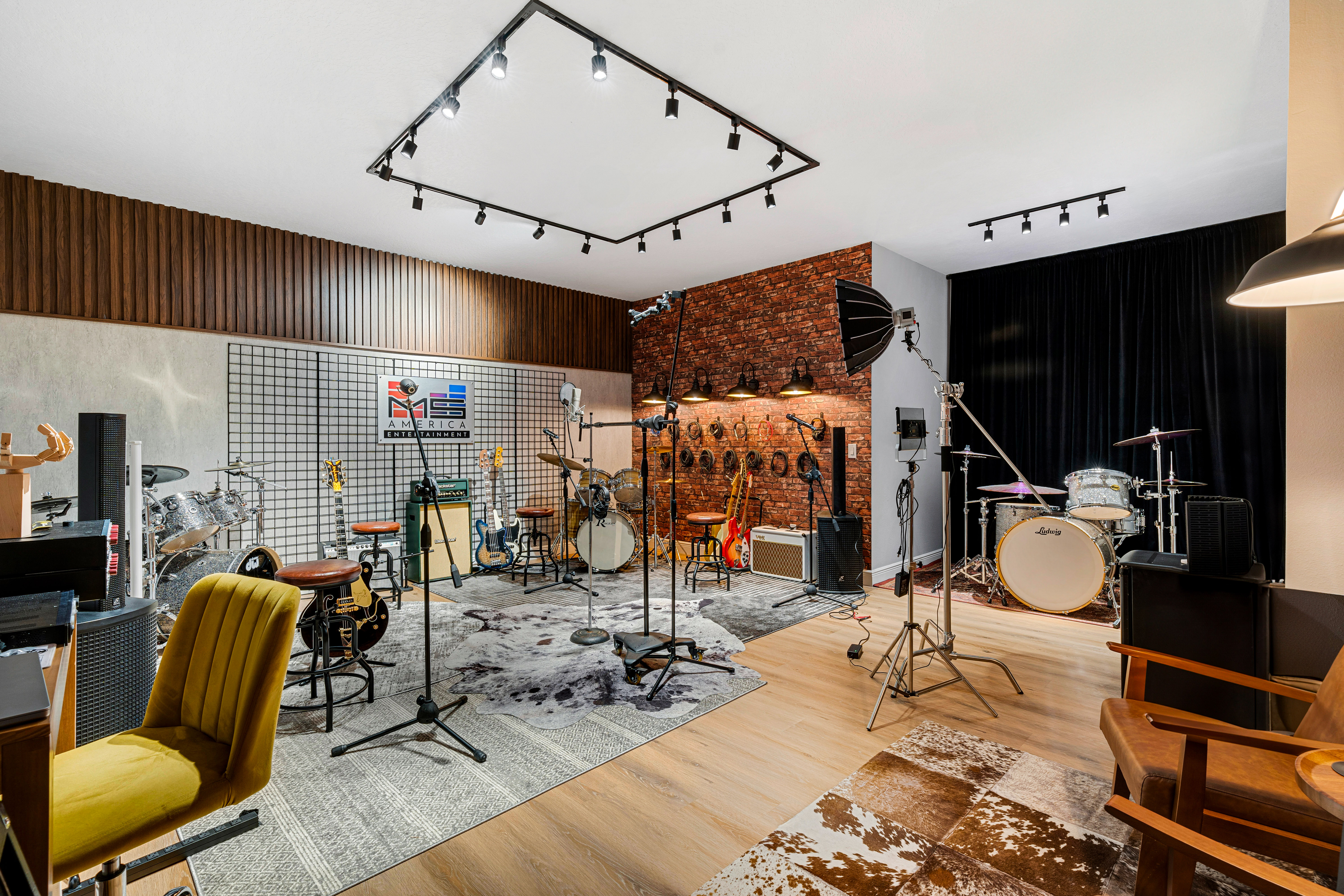 Vista ampia dello studio con strumenti musicali e attrezzature